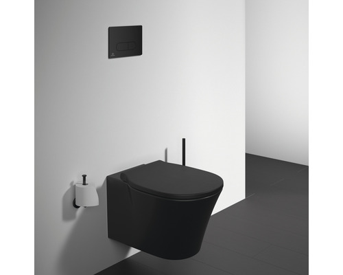 Wandhängendes WC mit Betätigungsplatte und Toilettenpapierhalter im Badezimmer