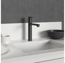 Waschtisch mit schwarzer Armatur