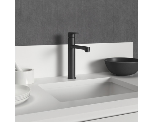 Waschtisch mit schwarzer Armatur