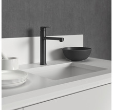 Schwarzer Waschtischarmatur auf weißem Waschtisch