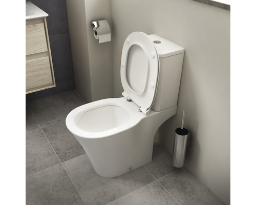 Weisses Stand-WC mit offenem Deckel im Badezimmer
