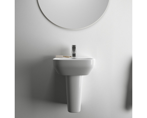 Waschtisch mit Armatur, Seife und Spiegel