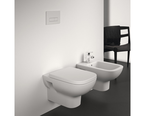 Wandmontiertes WC und Bidet mit Spültaste in einem Badezimmer