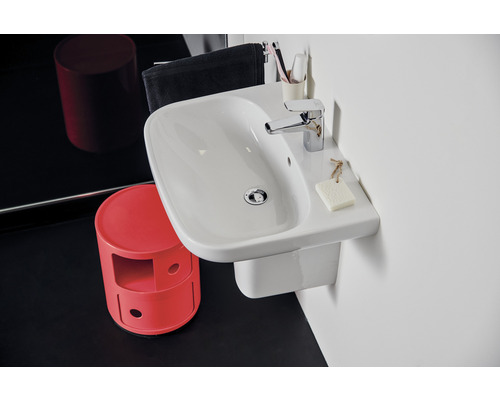 Badezimmer Waschbecken mit Armatur, Seife und rotem Hocker