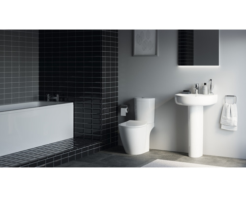 Salle de bain avec baignoire, toilettes et lavabo