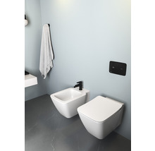 Wandhängendes Bidet und Toilette mit Betätigungsplatte in einem Badezimmer