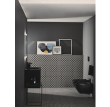 Modernes Badezimmer mit Waschbecken, Toilette und Bidet vor gemusterter Wand