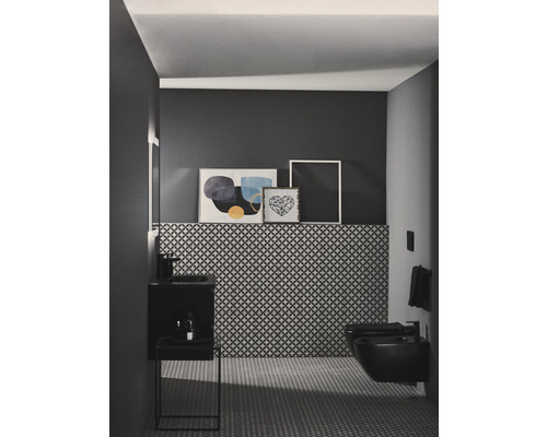 Modernes Badezimmer mit Waschbecken, Toilette und Bidet vor gemusterter Wand