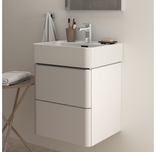 Badezimmer mit Waschtischunterschrank, Waschbecken und Armatur