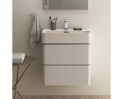 Modernes Badezimmer mit Waschbeckenunterschrank, Armatur und Accessoires.