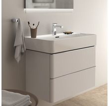 Badezimmer mit Waschbeckenunterschrank, Armatur und Spiegel