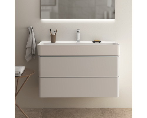 Modernes Badezimmer mit Waschtischunterschrank und beleuchtetem Spiegel für eine helle und organisierte Atmosphäre.