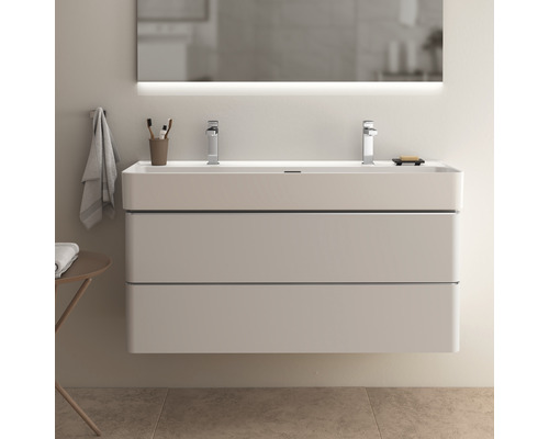 Salle de bains moderne avec meuble sous-lavabo, double vasque et miroir