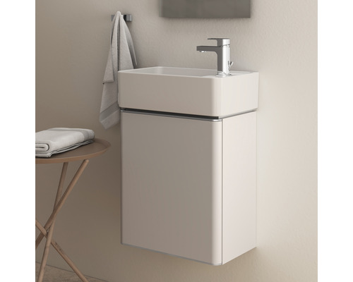 Combinaison de lavabo avec lavabo, robinet et porte-serviettes dans la salle de bain