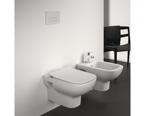 Wandmontiertes WC und Bidet mit Betätigungsplatte in einem modernen Badezimmer.