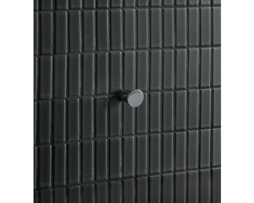 Patère ronde individuelle sur façade en carreaux rectangulaires foncés