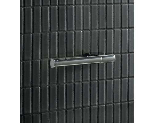 Porte-serviettes en métal sur mur avec carreaux allongés