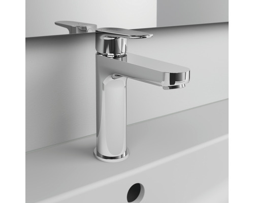 Glänzende Waschtischarmatur auf einem weißen Waschbecken