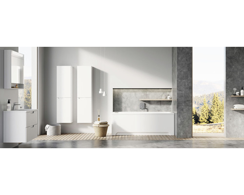 Badezimmer mit Badewanne, Waschtisch, Spiegelschrank und Hochschränken in hellem Design