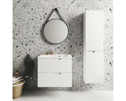 Badezimmer mit weißem Waschtischunterschrank, Hochschrank und rundem Spiegel