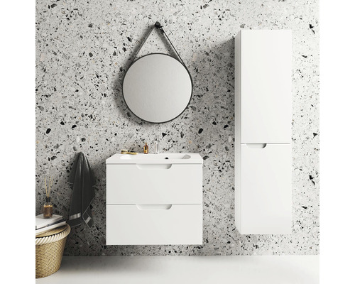 Badezimmer-Szene mit weißem Waschtischunterschrank, Spiegelschrank und rundem Spiegel