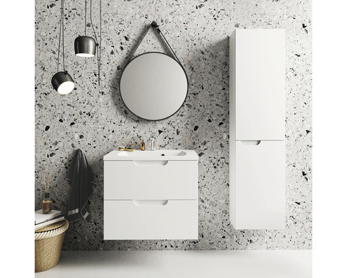 Badezimmer mit Waschtischunterschrank, Spiegelschrank und Hängeleuchte