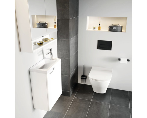 Modernes Badezimmer mit Waschbecken, Toilette und Ablageflächen