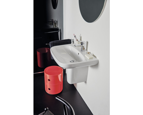 Modernes Badezimmer mit weissem Waschbecken und Ablagefläche, rotem Schrank und schwarzem Boden