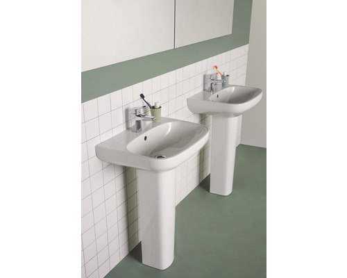 Deux lavabos blancs avec colonne dans une salle de bains.