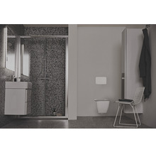 Badezimmer mit Dusche, Waschtisch, Wandtoilette und Stuhl