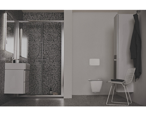 Badezimmer mit Dusche, Waschtisch, Wandtoilette und Stuhl