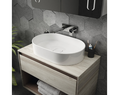 Modernes Badezimmer mit Aufsatzwaschbecken, Waschtisch und Armatur