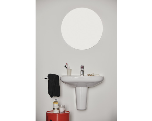 Badezimmer mit Waschbecken, Spiegel und Handtuchhalter