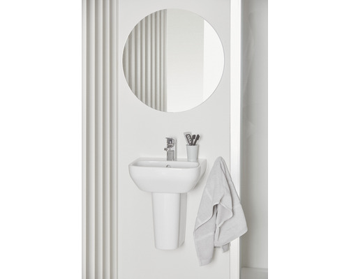 Helles Badezimmer mit Waschbecken, Spiegel und Handtuch