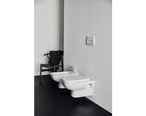 Modernes Badezimmer mit Wand-Toilette und Bidet