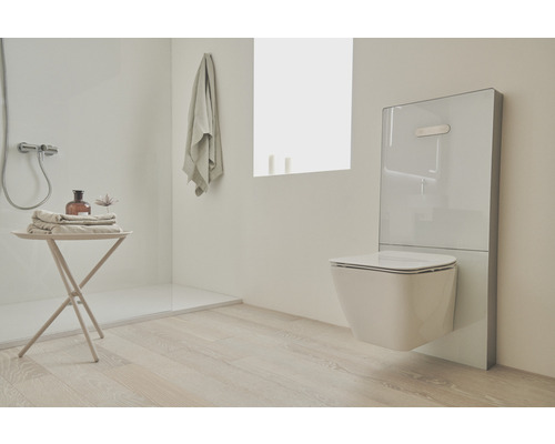 Modernes Badezimmer mit wandhängendem WC, Ablagetisch und Dusche.