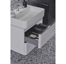 Waschtisch mit offenem Schubfach und Badutensilien