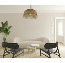 Wohnzimmer mit Sofa, zwei Stühlen, Couchtischen, Stehlampe, Zimmerpflanze und Rattan-Hängelampe