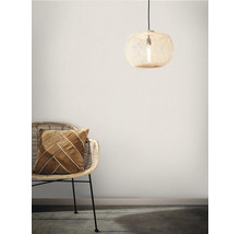 Dekorative Szene mit Rattan-Hängelampe und Sessel mit Kissen