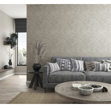 Wohnzimmer mit gemusterter Tapete, Sofa und Dekoration