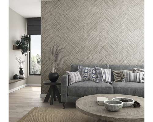 Wohnzimmer mit gemusterter Tapete, Sofa und Dekoration