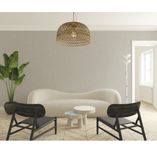 Wohnzimmer mit Sofa, Stühlen, Tisch, Stehlampe und geflochtener Hängelampe