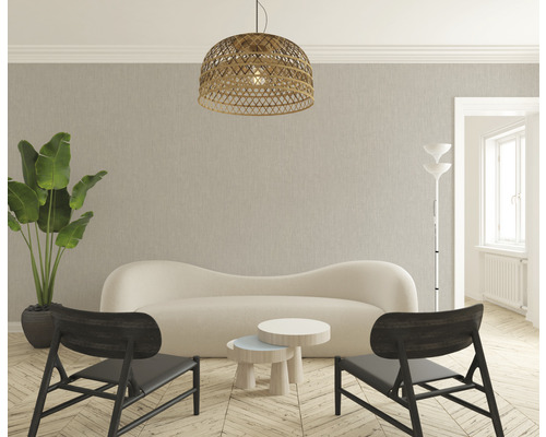 Wohnzimmer mit Sofa, Stühlen, Tisch, Stehlampe und geflochtener Hängelampe