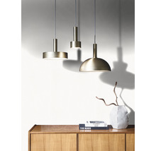 Drei Pendelleuchten aus Metall hängen über einem Holzschrank.