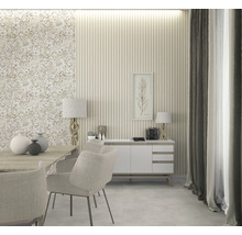 Heller Essbereich mit Esstisch, Stühlen, Kommode und dekorativer Wandgestaltung