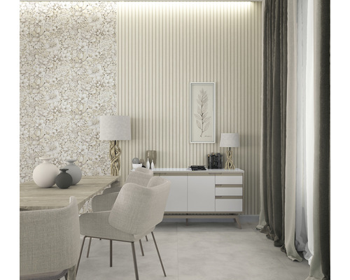 Heller Essbereich mit Esstisch, Stühlen, Kommode und dekorativer Wandgestaltung