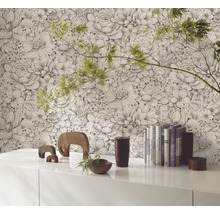 Szene mit Blumentapete und weißem Schrank