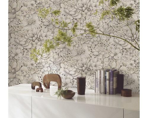 Szene mit Blumentapete und weißem Schrank