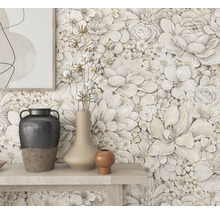 Wohnraumgestaltung mit Blumentapete und dekorativen Vasen auf einem Regal