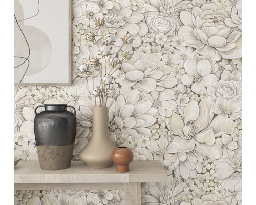 Wohnraumgestaltung mit Blumentapete und dekorativen Vasen auf einem Regal